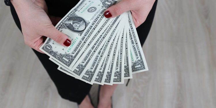 Dolar oslabio, cijene nafte oštro pale