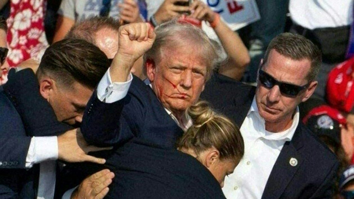 Trump drži šaku