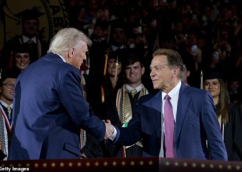 Donald Trump s obzirom na izvršnu naredbu koja bi mogla naštetiti sportašima na fakultetima koji žele oponašati uspjeh Livvyja Dunnea i Shedeura Sandersa