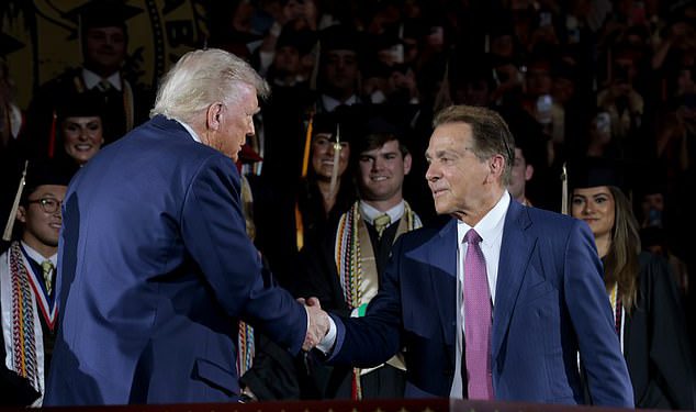 Donald Trump s obzirom na izvršnu naredbu koja bi mogla naštetiti sportašima na fakultetima koji žele oponašati uspjeh Livvyja Dunnea i Shedeura Sandersa