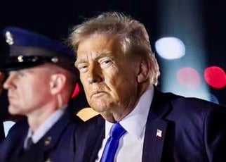 Predsjednik Donald Trump gleda nakon što je prošli tjedan odbacio iz zrakoplovstva One na međunarodnoj zračnoj luci Palm Beach