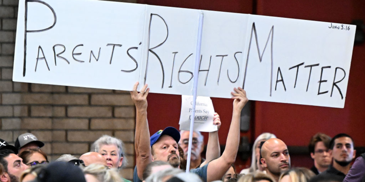 Države podržavaju roditelje u pravnom slučaju zbog tajnog rodnog prijelaza djeteta