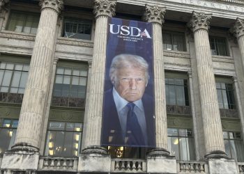 ‘Duboko jezivo’: Ogromni zaleđeni transparent Trumpa sada visi uz Lincoln izvan Odjela za poljoprivredu