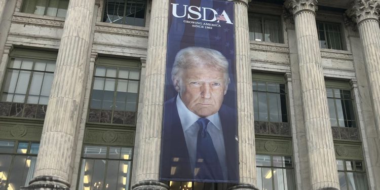 ‘Duboko jezivo’: Ogromni zaleđeni transparent Trumpa sada visi uz Lincoln izvan Odjela za poljoprivredu