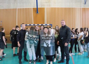 Dubrovačka policija otvorila vrata mladima u OŠ Marina Držića: Demonstracije, oprema i poziv na akademiju (FOTO)