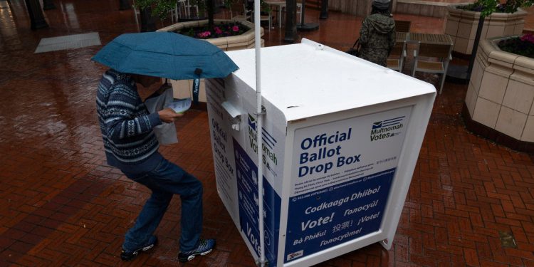 Dužnosnici u ruralnom Teksasu optuženi su za plaćanje radnika u kampanji koji su rekli starijim ljudima kako glasati: Dokumenti