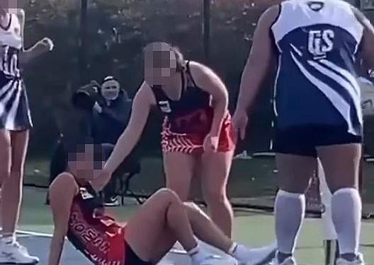 Dva igrača trans netball -a zabranjena su u svojoj ligi nakon što su se zaprepasti novi video pojavili od jednog spljoštavanja protivnika