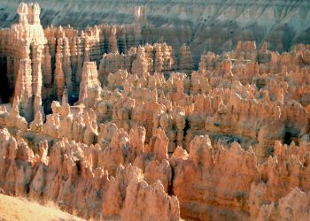Dvoje ljudi mrtvih nakon što su se popeli preko zaštitnika u Nacionalnom parku Utah i pale 380 stopa