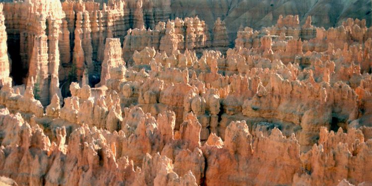 Dvoje ljudi mrtvih nakon što su se popeli preko zaštitnika u Nacionalnom parku Utah i pale 380 stopa