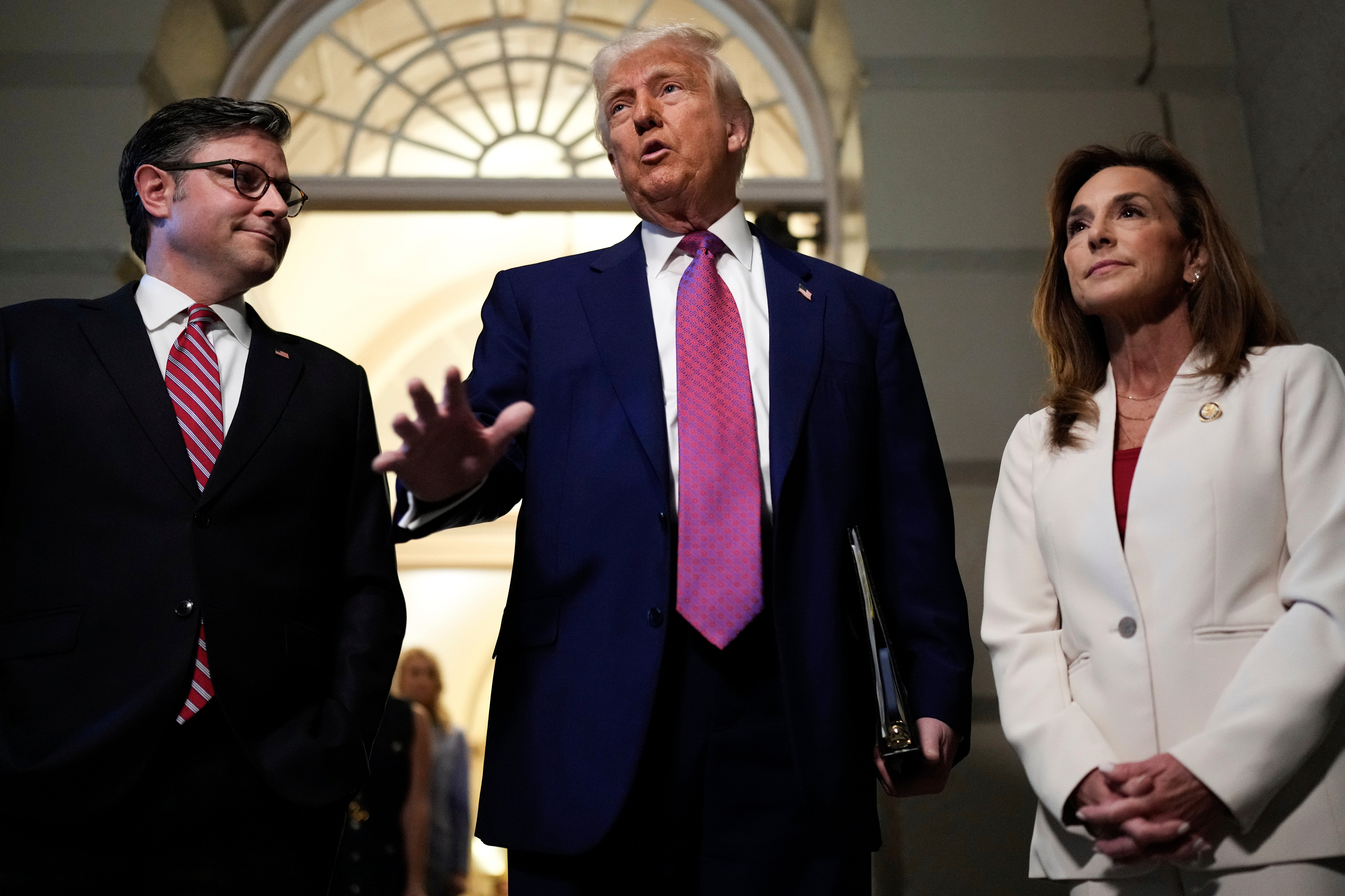 Mike Johnson doveo je u utorak Donalda Trumpa u kuću da bi ubacio zastupnike GOP -a u red