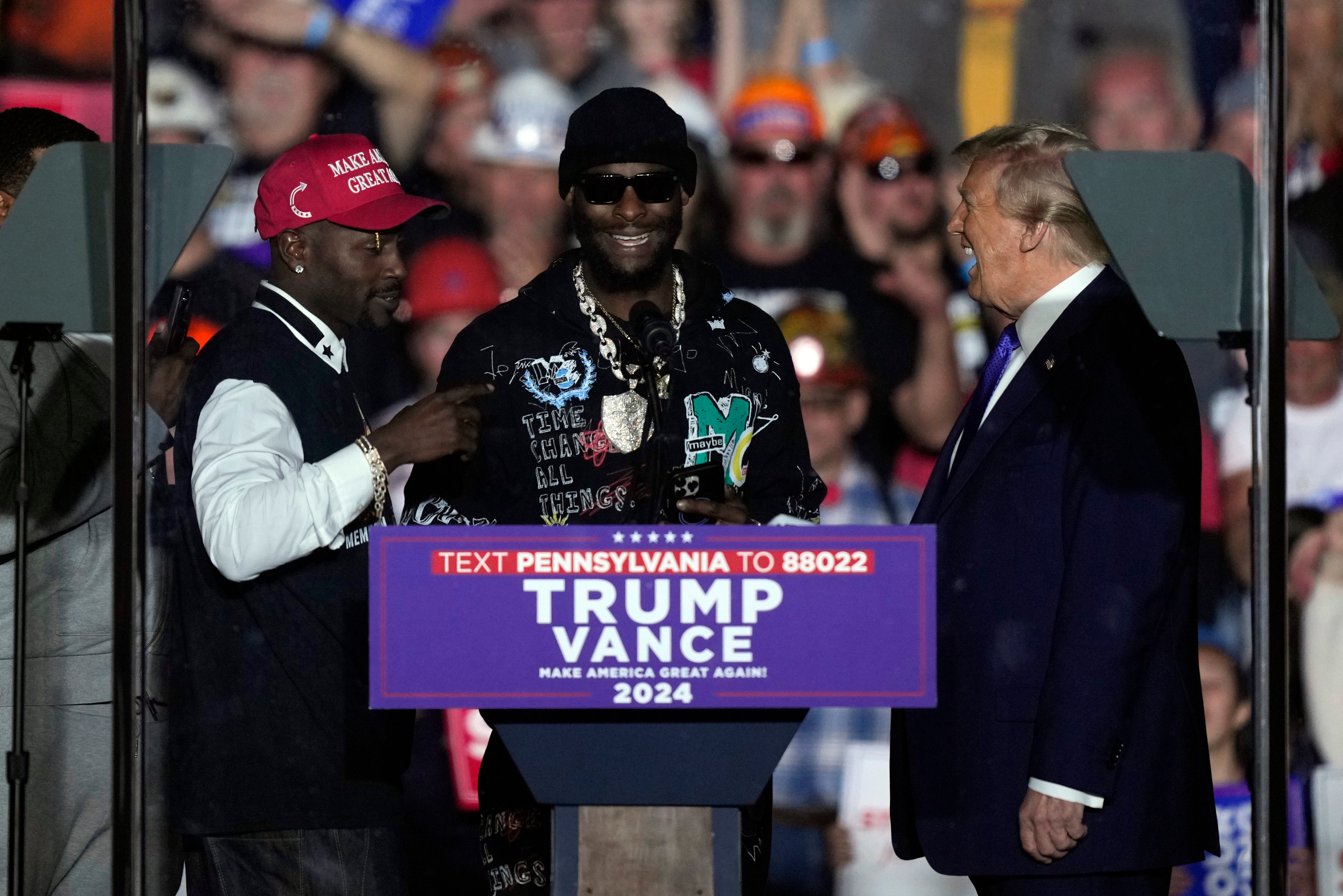 Brown, lijevo, i, Le'Veon Bell, na mitingu Trumpove kampanje u Latrobeu, Pennsylvania u listopadu 2024.