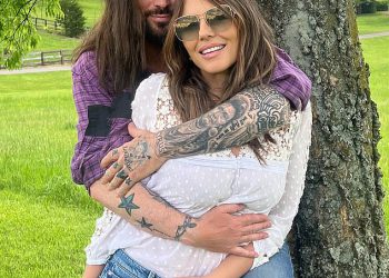 Elizabeth Hurley daje veliko ažuriranje nove romantike s Billyjem Rayom Cyrusom