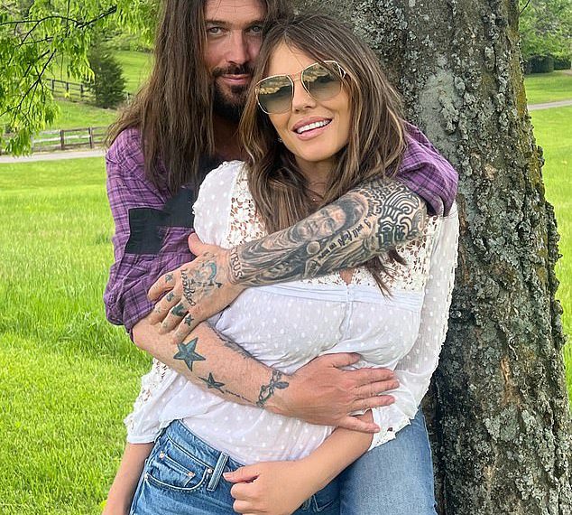 Elizabeth Hurley daje veliko ažuriranje nove romantike s Billyjem Rayom Cyrusom