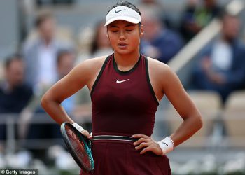 Emma Raducanu optužena za ‘hladno’ i ‘odbacivanje’ ruke s suparnikom French Open IgA Swiatek nakon što je britanska zvijezda brutalno izbačena iz Grand Slama