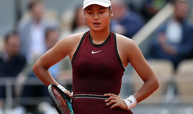Emma Raducanu optužena za ‘hladno’ i ‘odbacivanje’ ruke s suparnikom French Open IgA Swiatek nakon što je britanska zvijezda brutalno izbačena iz Grand Slama