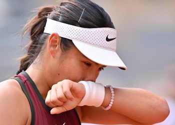Emma Raducanu vs Iga Swiatek – French Open LIVE: Game-by-game score and updates as Brit loses the first set to defending champion in the second round at Roland Garros