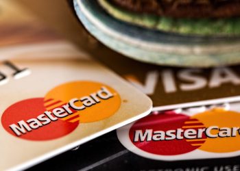 Europski trgovci: EK mora stati na kraj visokim naknadama Vise i Mastercarda