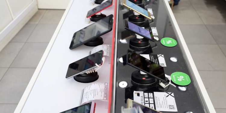 Europsko tržište pametnih mobitela u padu, dominiraju dvije marke i skuplji modeli