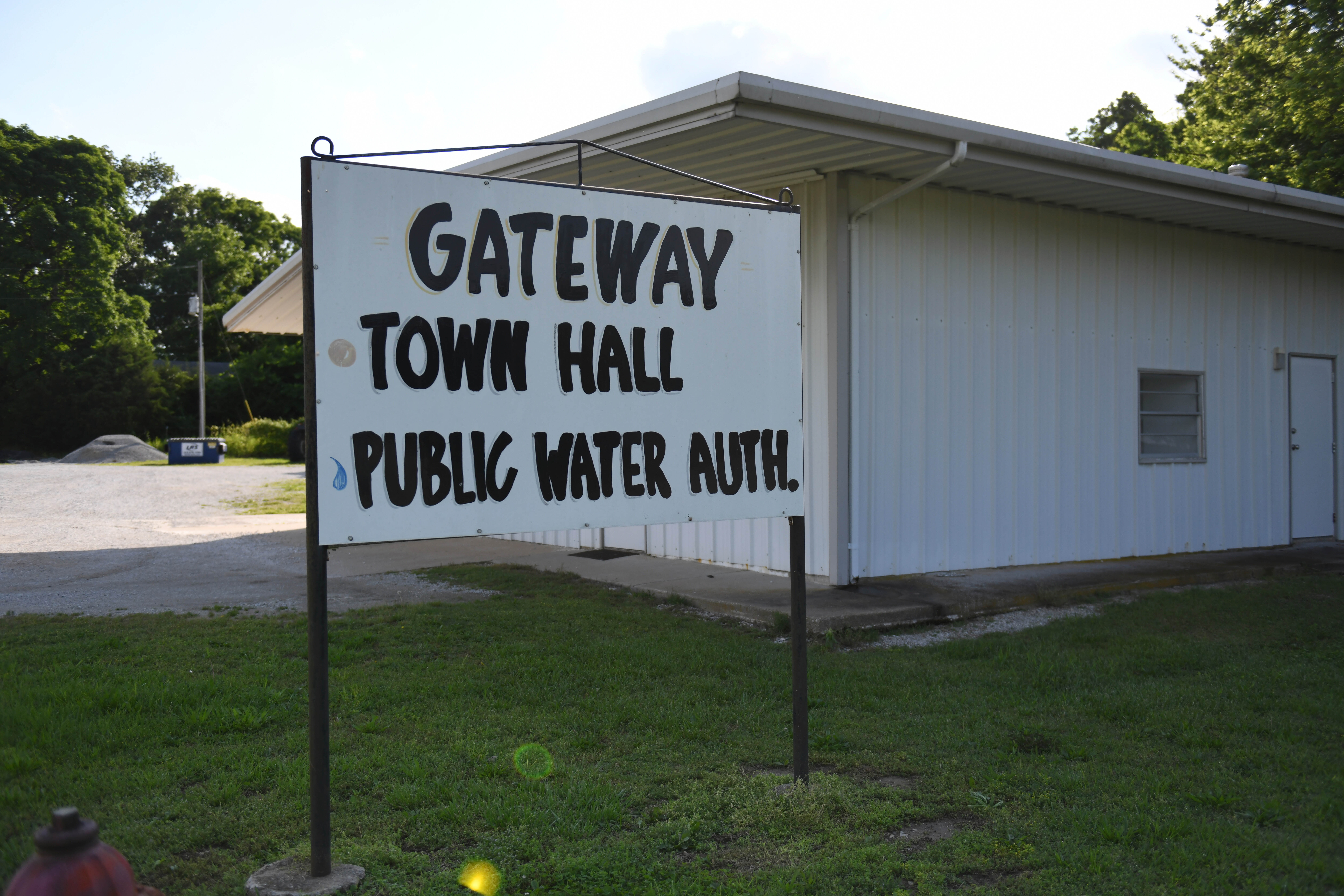 Znak se može vidjeti izvan gradske vijećnice Gateway u Gatewayu, Ark. 28. svibnja 2025. (AP Photo/Nick Ingram) Ozarks Grant Hardin