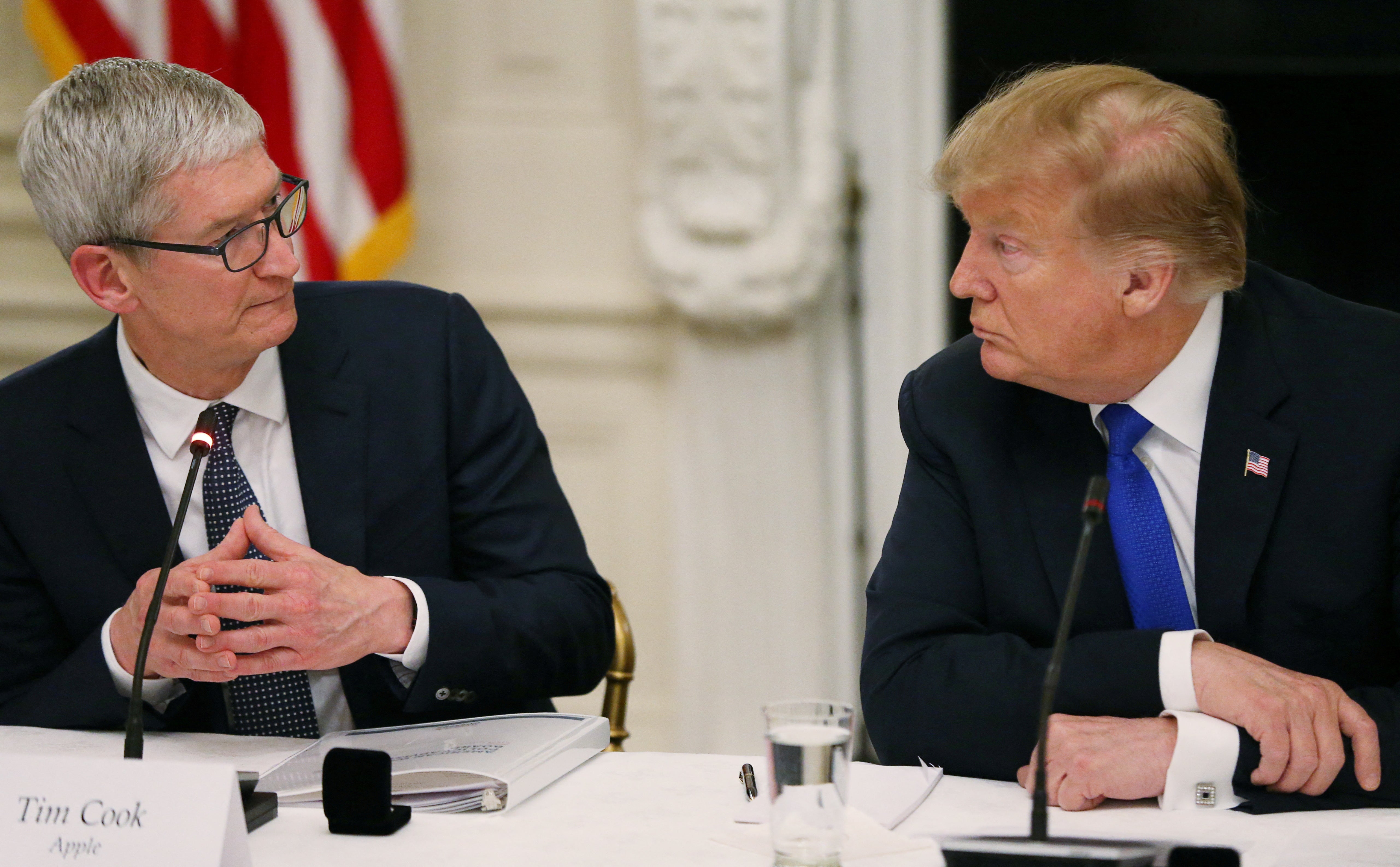 Apple je vidio da dionice u budućnosti padaju 3,5 posto, ali je odskočio 2,8 posto u ranom trgovanju nakon prijetnje predsjednika Donalda Trumpa protiv tehnološkog diva u društvenom mjestu istine u petak ujutro.