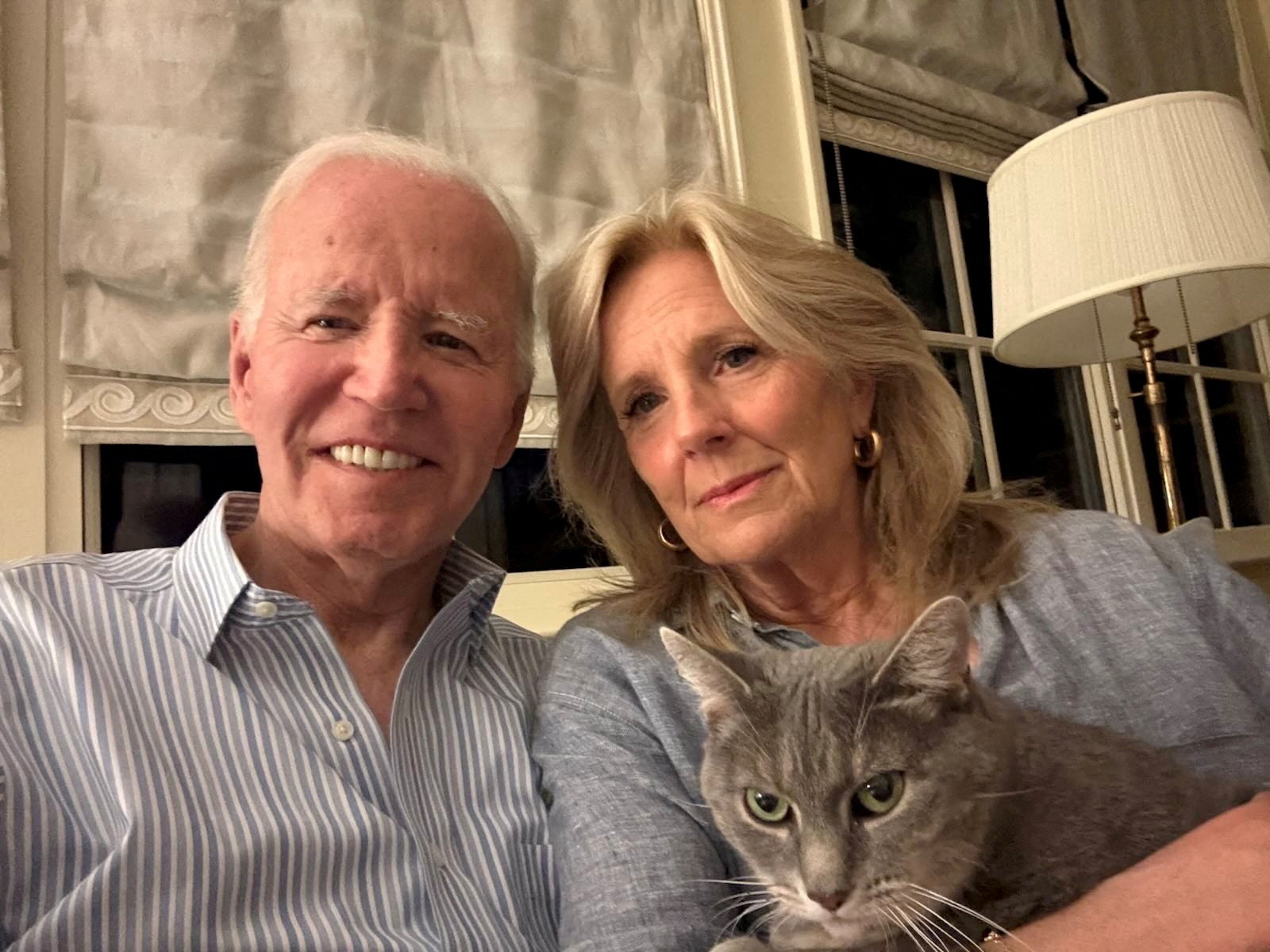 Joe Biden i bivša prva dama Jill Biden poziraju za fotografiju selfieja nakon što su najavili dijagnozu raka usred obnovljenog nadzora nad njegovim zdravljem tijekom kampanje 2024.