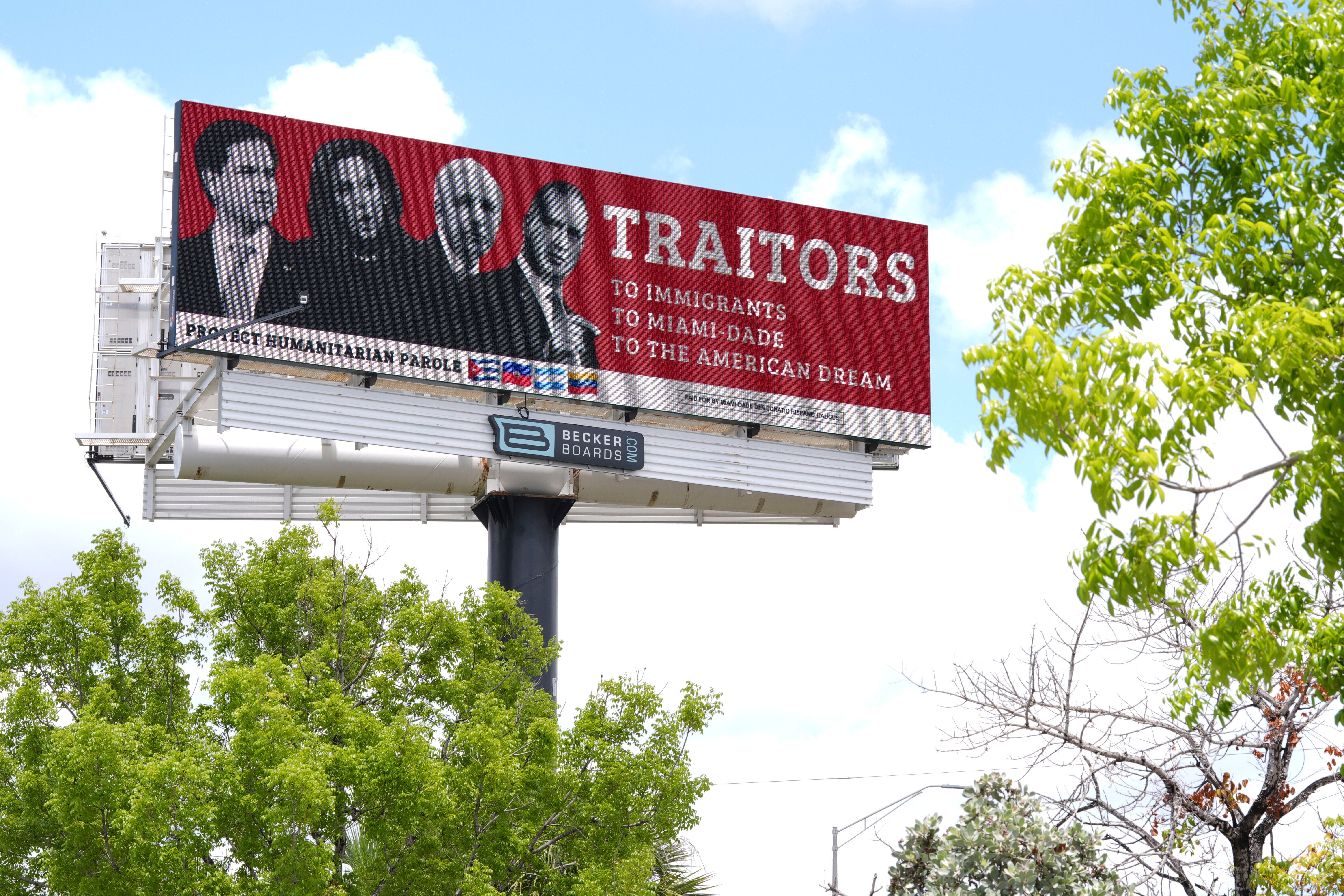 Billboard koji napada latino republikanske politike kao 
