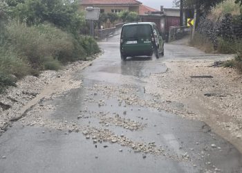 FOTO Obilna kiša izazvala bujicu na cesti: Kamenje i šljunak rasuti po prometnici