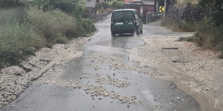 FOTO Obilna kiša izazvala bujicu na cesti: Kamenje i šljunak rasuti po prometnici