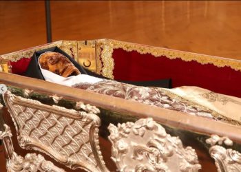 (FOTO) Povijesni trenutak: Izloženo neraspadnuto tijelo svete Terezije Avilske