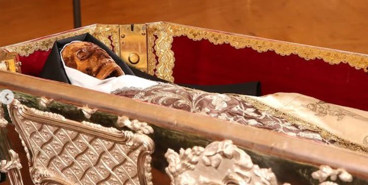 (FOTO) Povijesni trenutak: Izloženo neraspadnuto tijelo svete Terezije Avilske