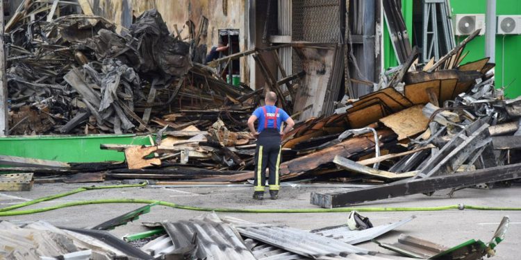 [FOTO & VIDEO] Vatrogasci su i dalje na terenu. Pogledajte što je ostalo od skladišta Pevexa