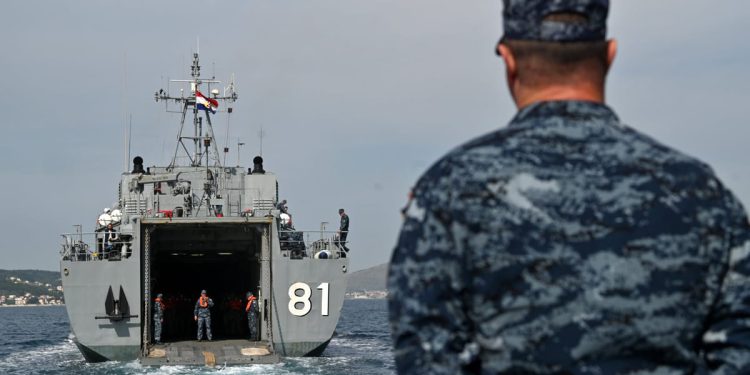 FOTO Zajednička vježba Gromova i Hrvatske ratne mornarice kod Splita