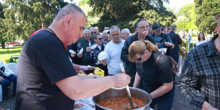 FOTOGALERIJA Bulj u Sinju dijelio grah