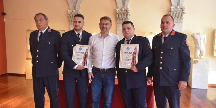 FOTOGALERIJA Ninčević uručio nagrade najboljim vatrogascima Solina