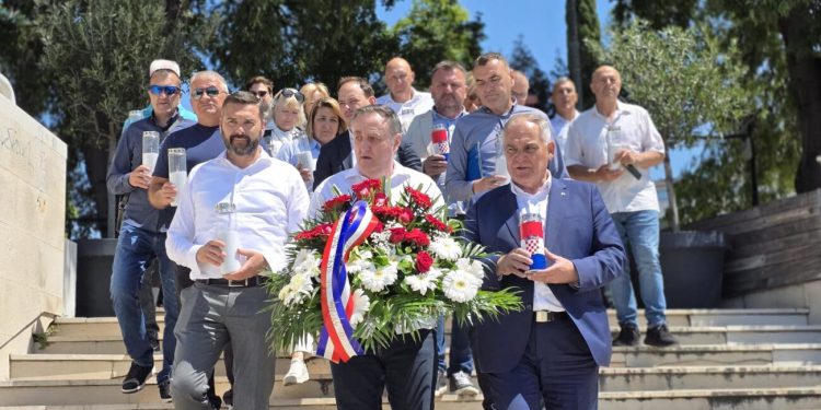 FOTOGALERIJA Počast prvom hrvatskom predsjedniku: HDZ obilježio obljetnicu rođenja dr. Tuđmana u Splitu