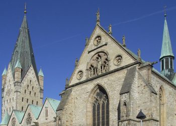 (FOTO)Polugoli s pilećim truplima plesali pred nadbiskupom u katedrali: Skandal potresa Njemačku