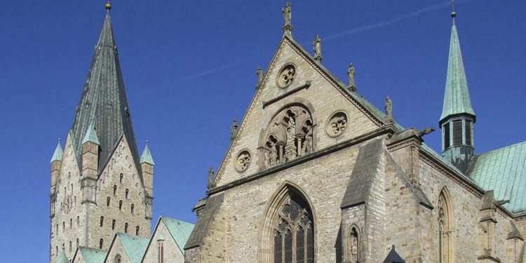 (FOTO)Polugoli s pilećim truplima plesali pred nadbiskupom u katedrali: Skandal potresa Njemačku