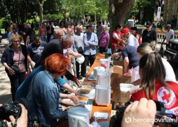 FOTO/VIDEO Međunarodni dan rada u Mostaru, podijeljeno 2000 porcija graha