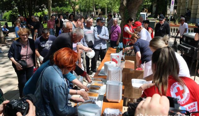 FOTO/VIDEO Međunarodni dan rada u Mostaru, podijeljeno 2000 porcija graha
