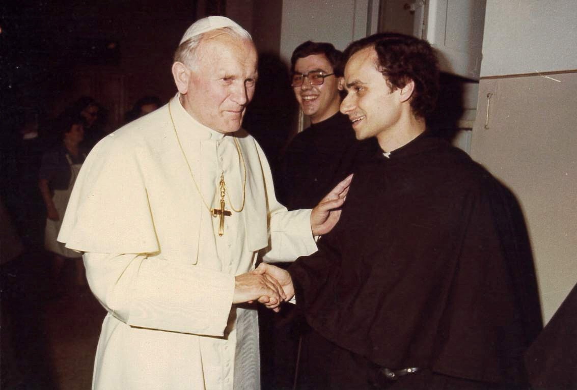 Nedatirana slika Roberta Prevosta, sada papa Leo XIV, s pokojnim bivšim papom Ivana Pavla II