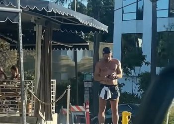 Filmska zvijezda s A -liste, 48, šokira obožavatelje svojim isklesanim torzom dok ostaje bez košulja dok hvata kavu u LA – možete li pogoditi tko je to?