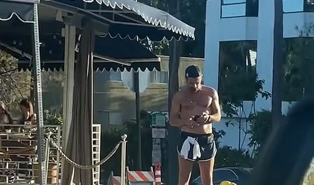 Filmska zvijezda s A -liste, 48, šokira obožavatelje svojim isklesanim torzom dok ostaje bez košulja dok hvata kavu u LA – možete li pogoditi tko je to?