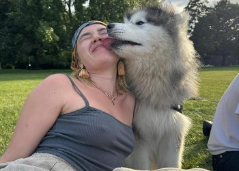 Florence Pugh dijeli zaigrani poljubac s muškim prijateljem dok dijeli zabavne snimke provodeći vrijeme sa svojim prijateljima u Londonu nakon što je osvojila rave recenzije za zvijezde u Marvelovim Thunderbolts*