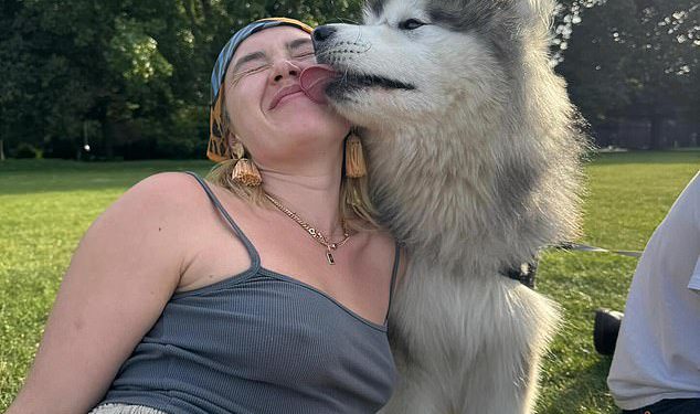 Florence Pugh dijeli zaigrani poljubac s muškim prijateljem dok dijeli zabavne snimke provodeći vrijeme sa svojim prijateljima u Londonu nakon što je osvojila rave recenzije za zvijezde u Marvelovim Thunderbolts*