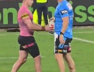 Footy obožavatelji koji se bacaju nakon što je trener Panthersa uhvatio crvene ruke u kontroverznom činu