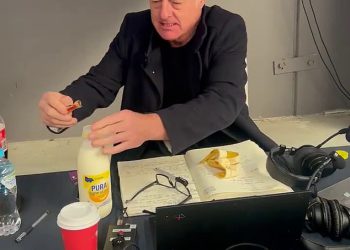 Footy obožavatelji to izgube jer je AFL Great pretvorio komentator Dwayne Russell otkriva svoj bizarni pit