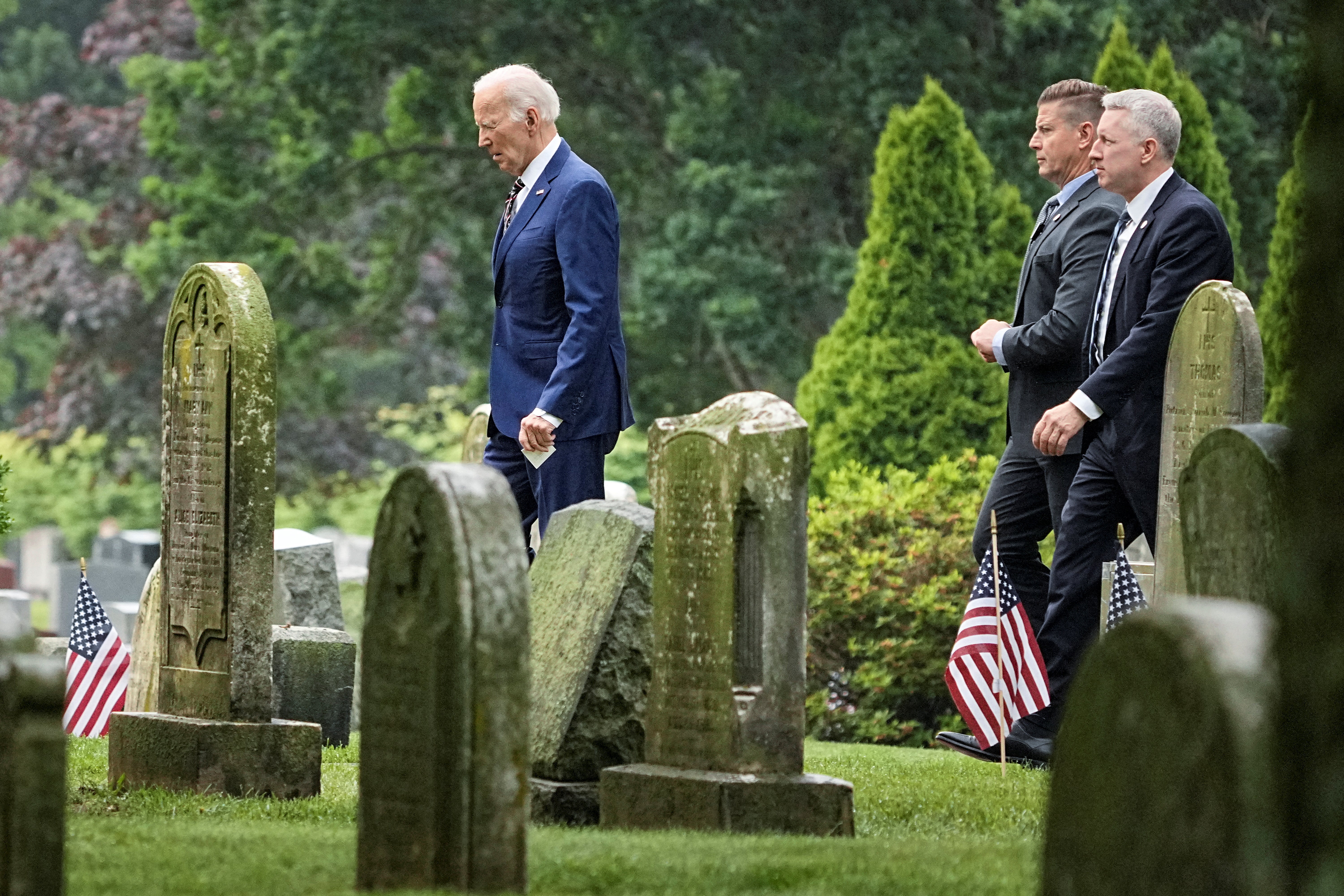 Bivši predsjednik Joe Biden posjećuje groblje uoči događaja Dana sjećanja koji je bio domaćin u Delawareu, što je označio svoj prvi javni govor od dijagnoze raka.