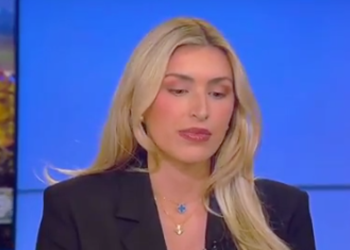 Fox News Pundit Camryn Kinsey prolazi uživo u zraku