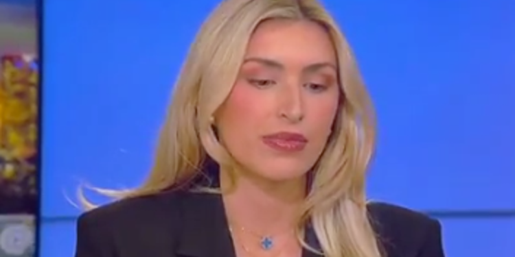Fox News Pundit Camryn Kinsey prolazi uživo u zraku
