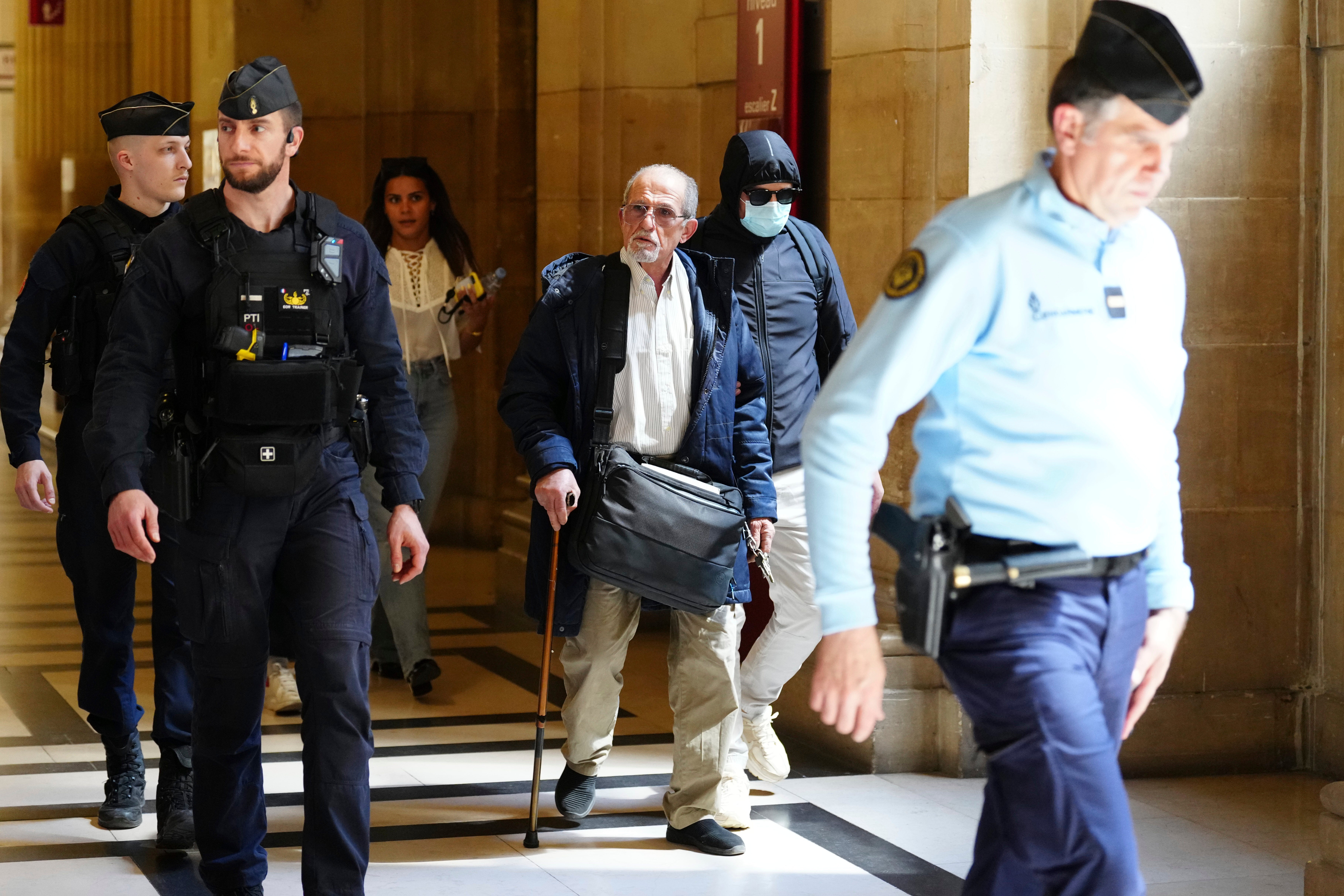 Stariji okrivljenik Aomar Aït Khedache hodajući s trskom na sudu